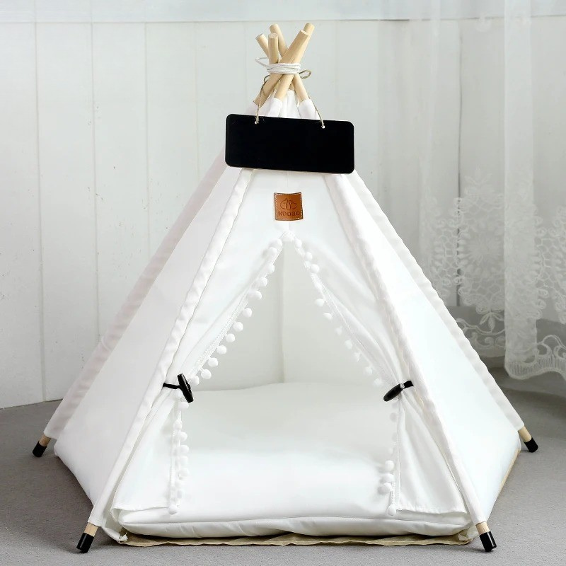 niche-interieure-chien-chic-et-confortable-avec-en-forme-de-tipi--tout-blanc-avec-un-coussin-central