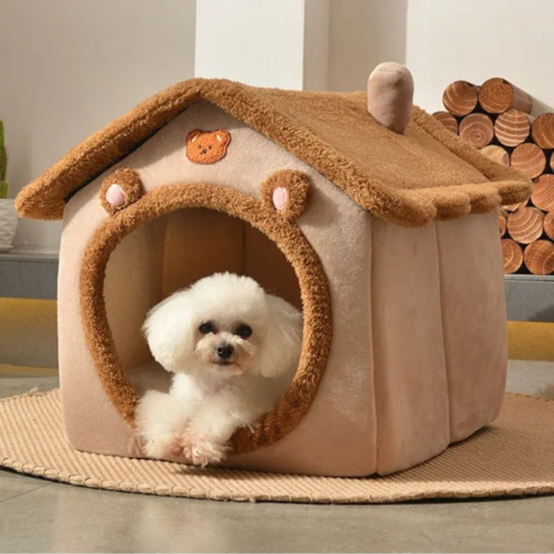 niche-interieure-chien-en-forme-de-maisonnette-douce-et-confortable-en-peluche-marron-et-beige-avec-un-toutou-tout-blanc-à-linterieure