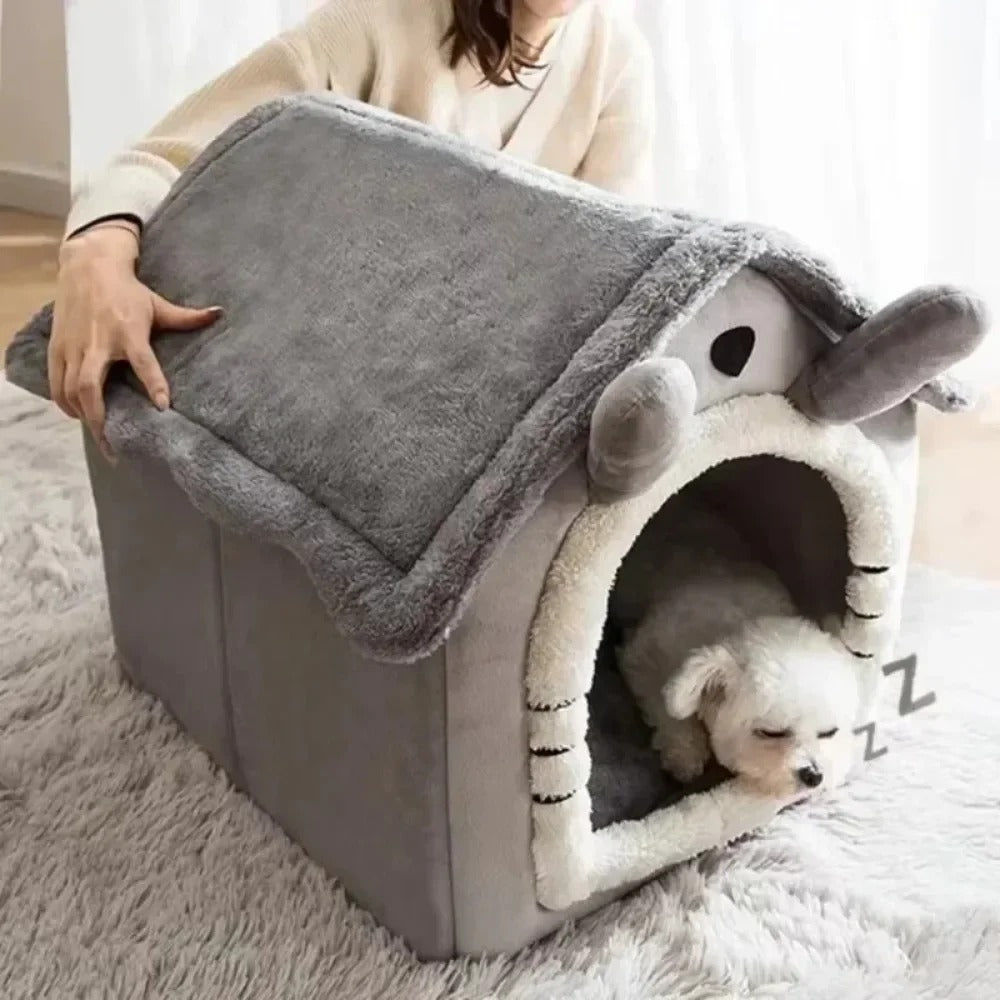 niche-interieure-chien-en-forme-de-maison-super-confortable-et-douce-qui-offre-un-espace-prive-a-un-adorable-toutou-blanc-qui-s'endort-paisiblement-à-linterieure