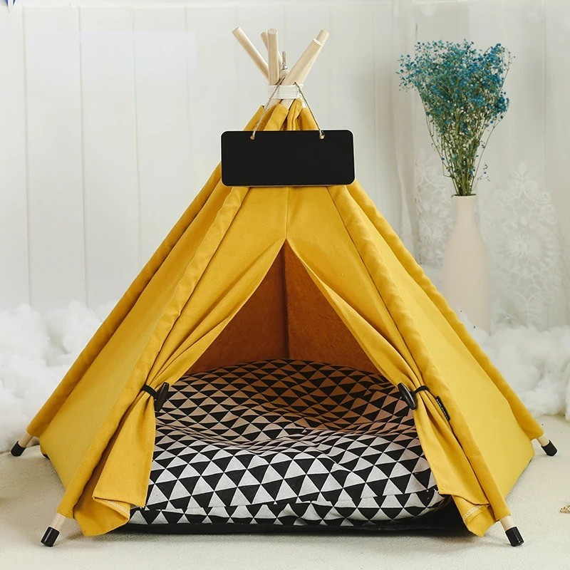 niche-interieure-chien-en-forme-de-tipi-avec-un-coussin-super-moelleux-en-motif-noir-et-blanc-et-un-tissu-de-tente-jaune-elegant-parfait-pour-creer-un-espace-personnel-et-douillet-à-son-toutou