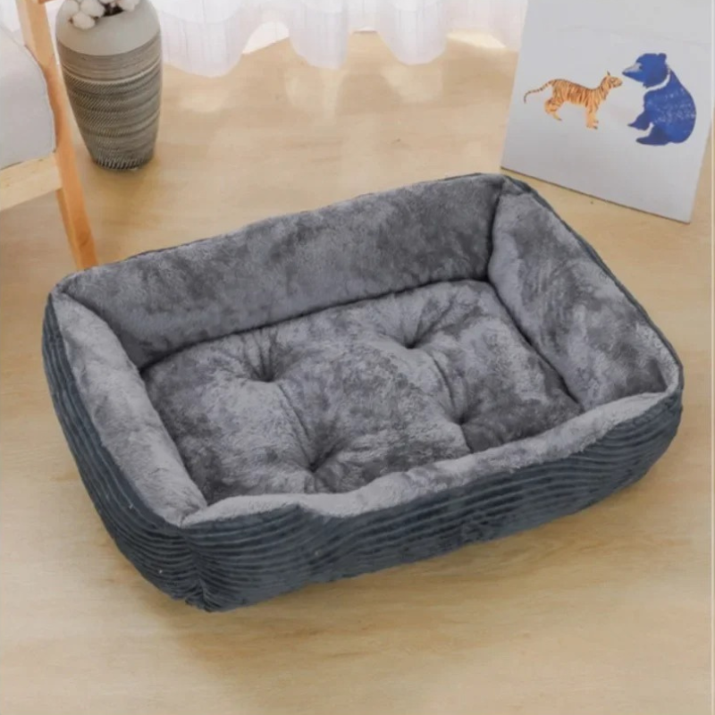 panier-chien-carre-gris-en-velours-doux-et-confortable-avec-4-rebords