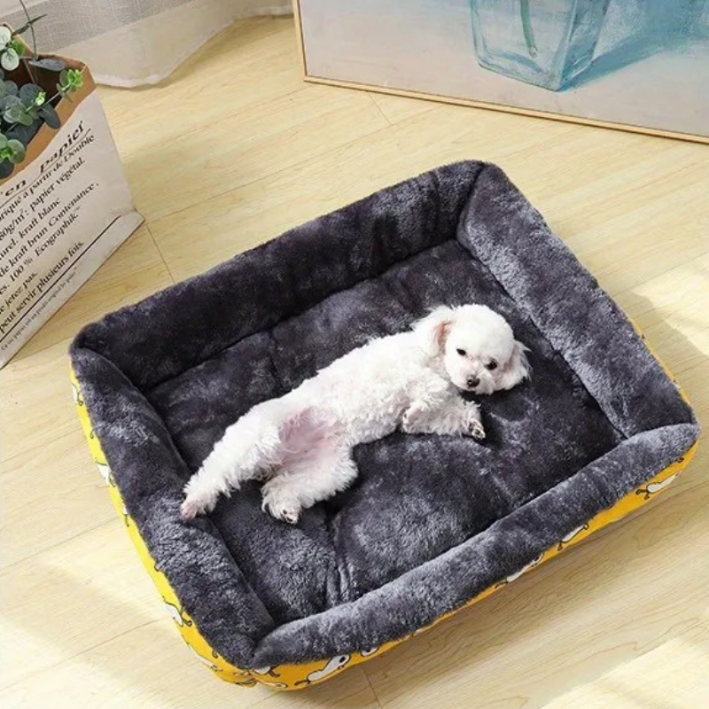 panier-chien-carré-super-confortable-et-doux-avec-rebords-pour-soutenir-la-tete-avec-un-adorable-toutou-blanc-allongé-sur-le-dos