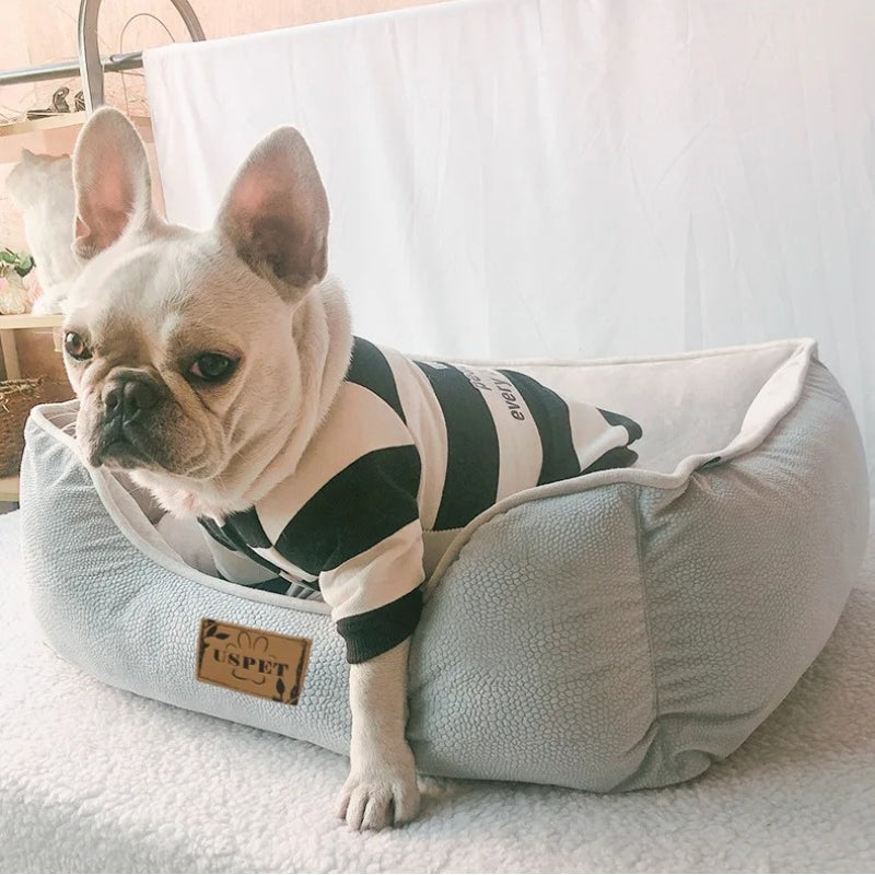 panier-chien-tres-confortable-bleu-jeans-clair-avec-interieur-en-velour-et-exterieur-en-simili-cuir-avec-un-bouledogue-francais-dedans-qui-adore-ca